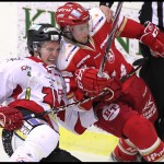 Ljungby 2012-02-17 Ishockey HockeyAllsvenskan IF Troja-Ljungby - Örebro: Kamp mellan Troja Ljungby forward 66 Istvan Bartalis och en Örebrospelare.