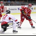 Ljungby 2012-02-17 Ishockey HockeyAllsvenskan IF Troja-Ljungby - Örebro: Örebro 27 Emil Kåberg ligger i skottlinjen när Troja Ljungby back Oscar Fantenberg letar lucka